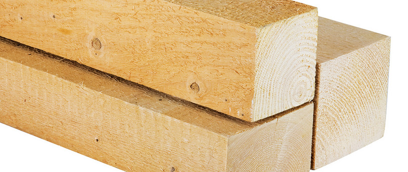 Nahaufnahme von Kanthölzern mit sichtbarer Holzmaserung, ideal für den Holzbau und konstruktive Anwendungen.