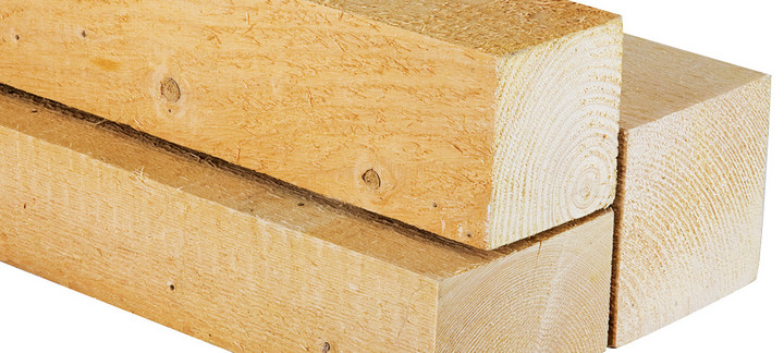 Nahaufnahme von Kanthölzern mit sichtbarer Holzmaserung, ideal für den Holzbau und konstruktive Anwendungen.