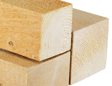 Nahaufnahme von Kanthölzern mit sichtbarer Holzmaserung, ideal für den Holzbau und konstruktive Anwendungen.
