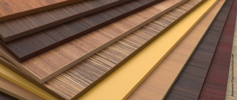 Verschiedene Holzwerkstoffplatten mit unterschiedlichen Dekoren und Farben, ideal für Möbel- und Innenausbau.