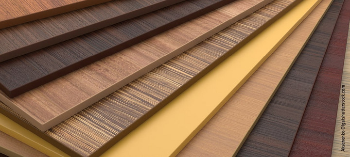 Verschiedene Holzwerkstoffplatten mit unterschiedlichen Dekoren und Farben, ideal für Möbel- und Innenausbau.