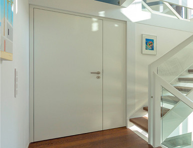 Weiße Wohnungstür mit Seitenteil, Ansicht von der Wohnungsseite.