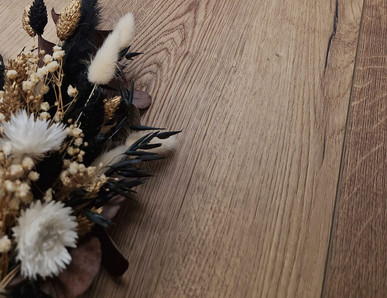 Vinylboden in Holzoptik mit Trockenblumen-Dekoration