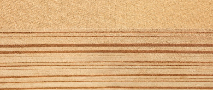 Nahaufnahme von Holzfaserdämmplatten mit sichtbarer Schichtenstruktur, ideal für ökologische Wärmedämmung.