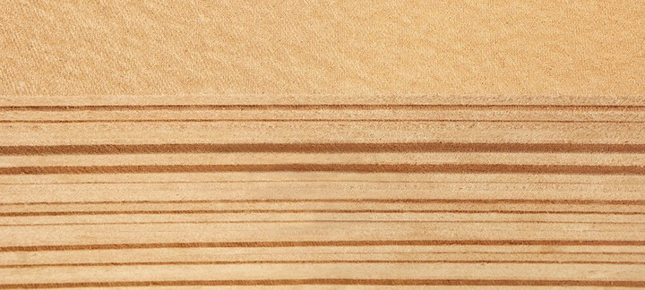 Nahaufnahme von Holzfaserdämmplatten mit sichtbarer Schichtenstruktur, ideal für ökologische Wärmedämmung.