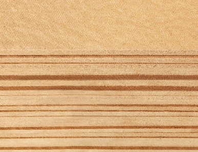 Nahaufnahme von Holzfaserdämmplatten mit sichtbarer Schichtenstruktur, ideal für ökologische Wärmedämmung.