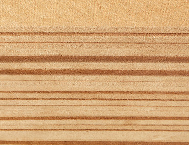 Nahaufnahme von Holzfaserdämmplatten mit sichtbarer Schichtenstruktur, ideal für ökologische Wärmedämmung.