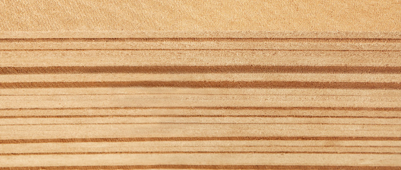 Nahaufnahme von Holzfaserdämmplatten mit sichtbarer Schichtenstruktur, ideal für ökologische Wärmedämmung.