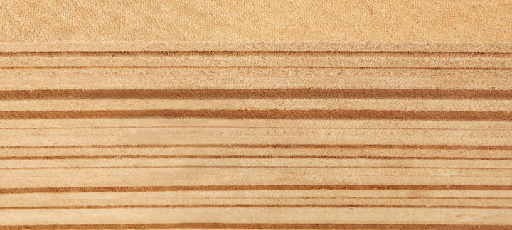 Nahaufnahme von Holzfaserdämmplatten mit sichtbarer Schichtenstruktur, ideal für ökologische Wärmedämmung.