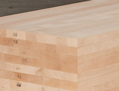 Gestapelte Massivholzplatten mit durchgehenden Lamellen, ideal für den Möbel- und Innenausbau.