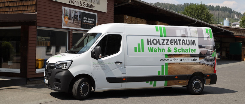 Firmenwagen steht vor Holzzentrum Wehn & Schäfer