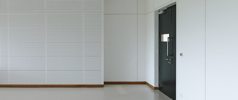 Dunkelgraue Schallschutztüren in einem Gebäude.