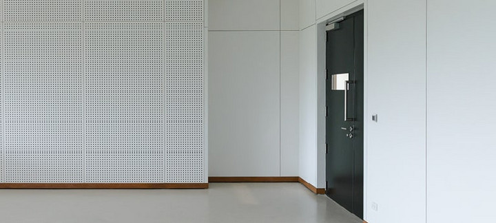 Dunkelgraue Schallschutztüren in einem Gebäude.