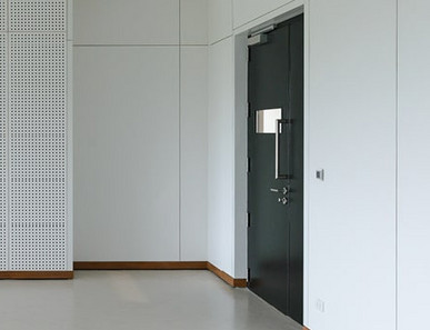 Dunkelgraue Schallschutztüren in einem Gebäude.