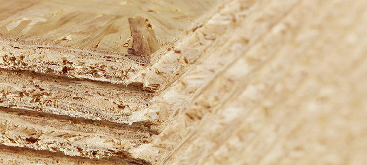 OSB-Platten mit grober Spanstruktur, stabil und vielseitig einsetzbar für Bau- und Innenausbauprojekte.
