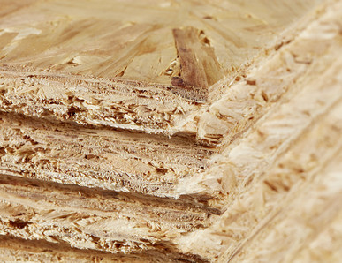 OSB-Platten mit grober Spanstruktur, stabil und vielseitig einsetzbar für Bau- und Innenausbauprojekte.