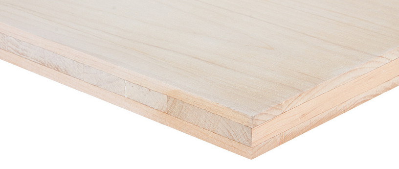 Nahaufnahme einer Dreischichtplatte mit sichtbarer Verleimung, ideal für Möbel- und Innenausbau.