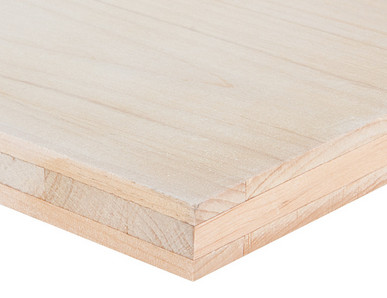 Nahaufnahme einer Dreischichtplatte mit sichtbarer Verleimung, ideal für Möbel- und Innenausbau.