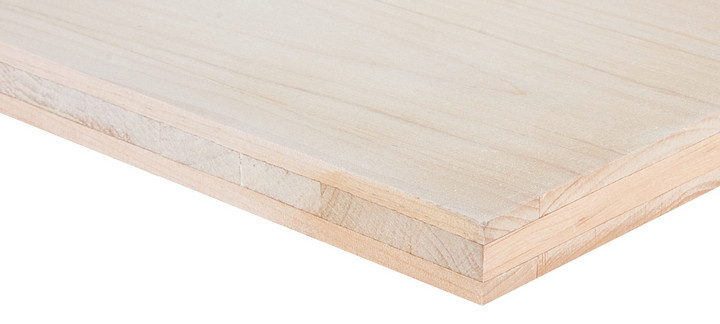Nahaufnahme einer Dreischichtplatte mit sichtbarer Verleimung, ideal für Möbel- und Innenausbau.