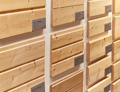 Ausschnitt einer Ausstellung mit verschiedenen Hobelwaren-Elementen
