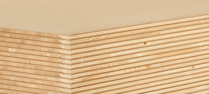 Nahaufnahme einer Tischlerplatte mit mehrschichtigem Holzaufbau, ideal für den Möbel- und Innenausbau.
