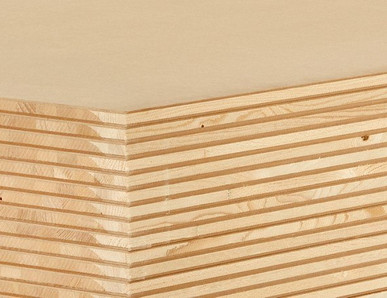 Nahaufnahme einer Tischlerplatte mit mehrschichtigem Holzaufbau, ideal für den Möbel- und Innenausbau.