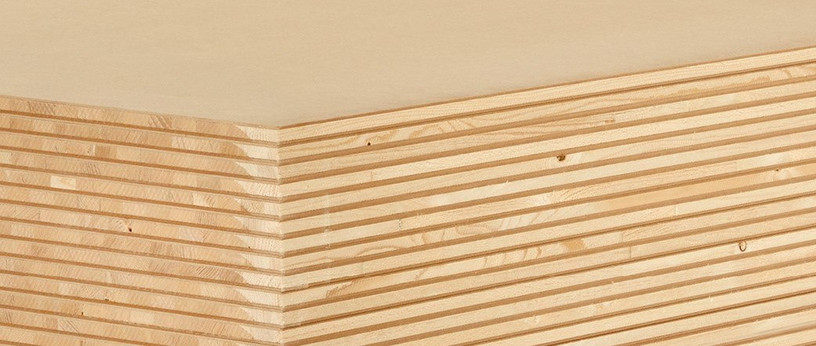 Nahaufnahme einer Tischlerplatte mit mehrschichtigem Holzaufbau, ideal für den Möbel- und Innenausbau.