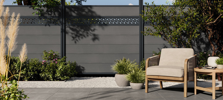 Eleganter Alu-Sichtschutzzaun mit dekorativem Kreismuster für stilvolle Gartengestaltung mit Privatsphäre.