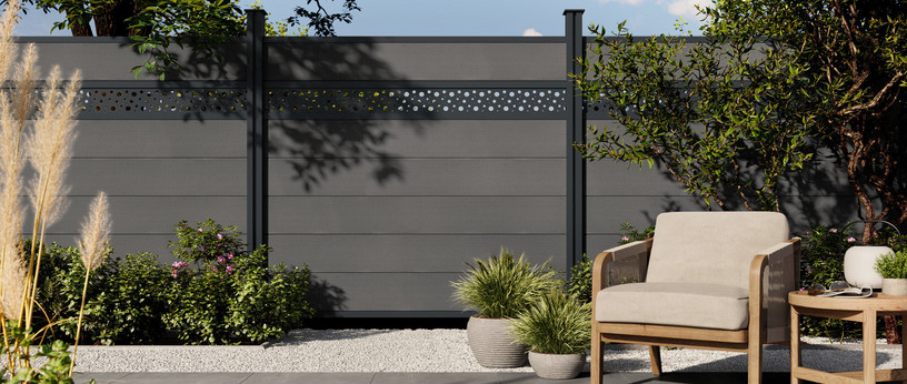 Eleganter Alu-Sichtschutzzaun mit dekorativem Kreismuster für stilvolle Gartengestaltung mit Privatsphäre.