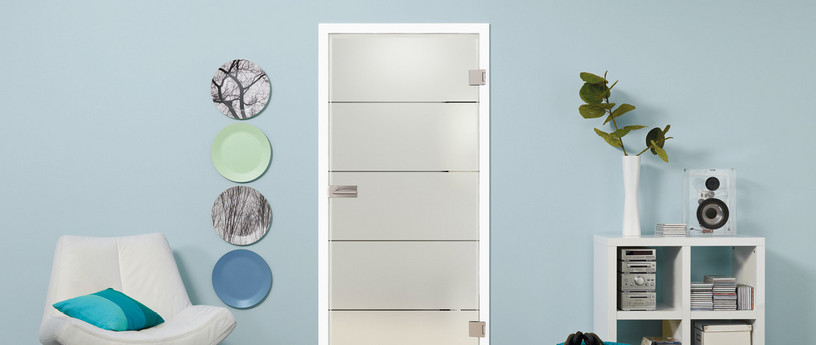 Glastür aus satiniertem Glas mit vier quer verlaufenden Streifen. Die Tür steht vor einer blauen Wand. Links und rechts sind dekorative Elemente sichtbar.