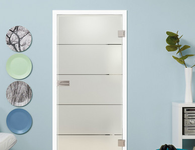 Glastür aus satiniertem Glas mit vier quer verlaufenden Streifen. Die Tür steht vor einer blauen Wand. Links und rechts sind dekorative Elemente sichtbar.